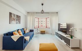 Elegant 3 Bedroom Apt - City Centre - Garage - Metro